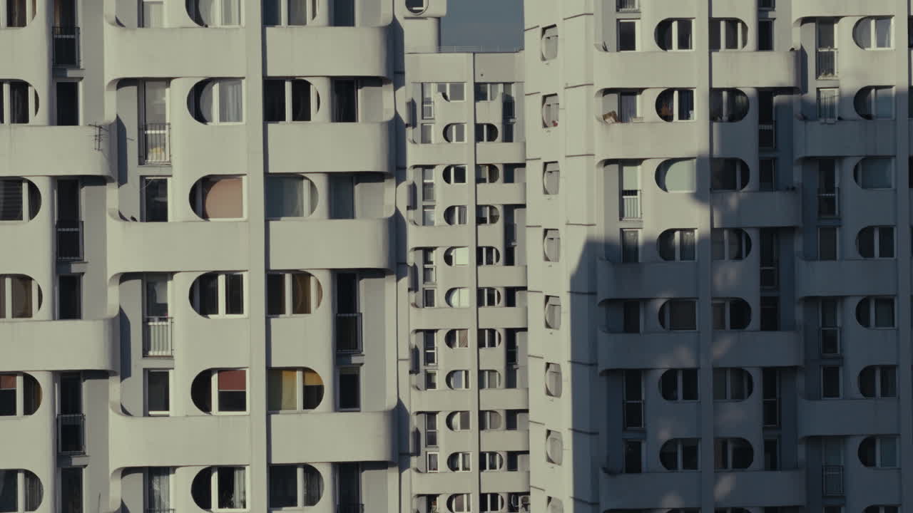 현대 아파트 건물 정면