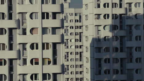 fachada de un edificio de apartamentos moderno