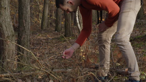 Turista-Encontró-Llaves-Perdidas-En-El-Bosque,-Evidencia-De-Crimen-Al-Azar-O-Día-De-Suerte