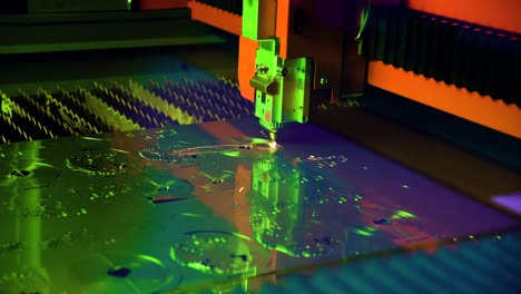 corte láser cnc de metal, tecnología industrial moderna.
