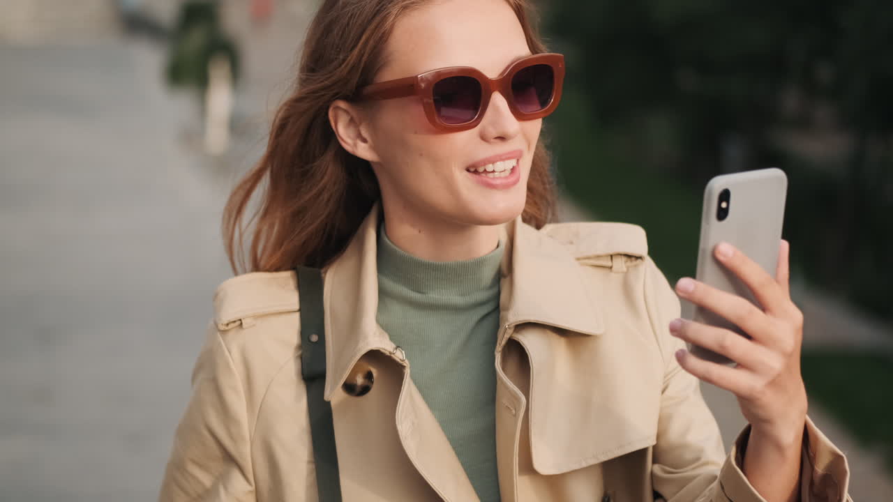 백인 여성 학생이 야외에서 비디오 통화를 합니다.