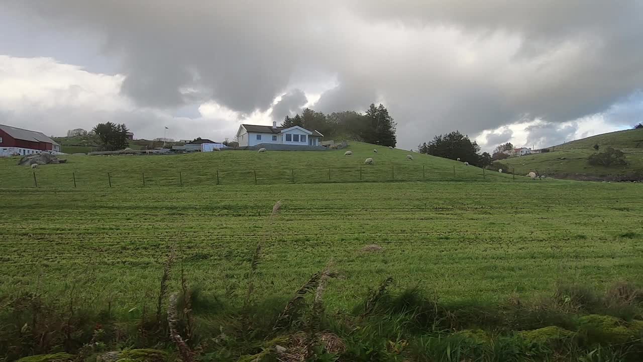 시골에서 폭풍우 치는 오후에 운전