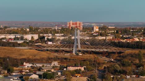 toma de cerca de un pequeño puente suspendido en construcción cerca de la ciudad, toma de dron, 4k50fps