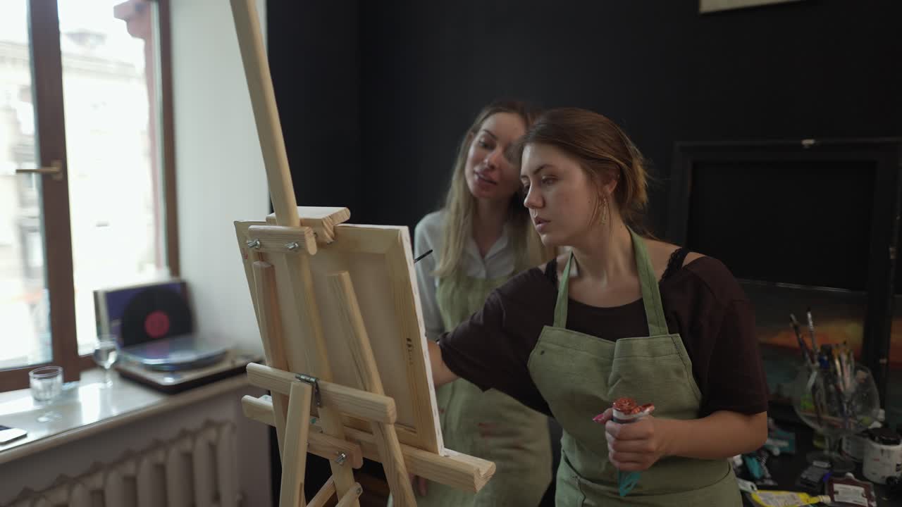 미술 수업 중 학생과 미술 교사