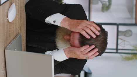 hombre de negocios senior cansado que sufre de dolor de cabeza problema de tensión, migraña, estrés en la oficina de casa