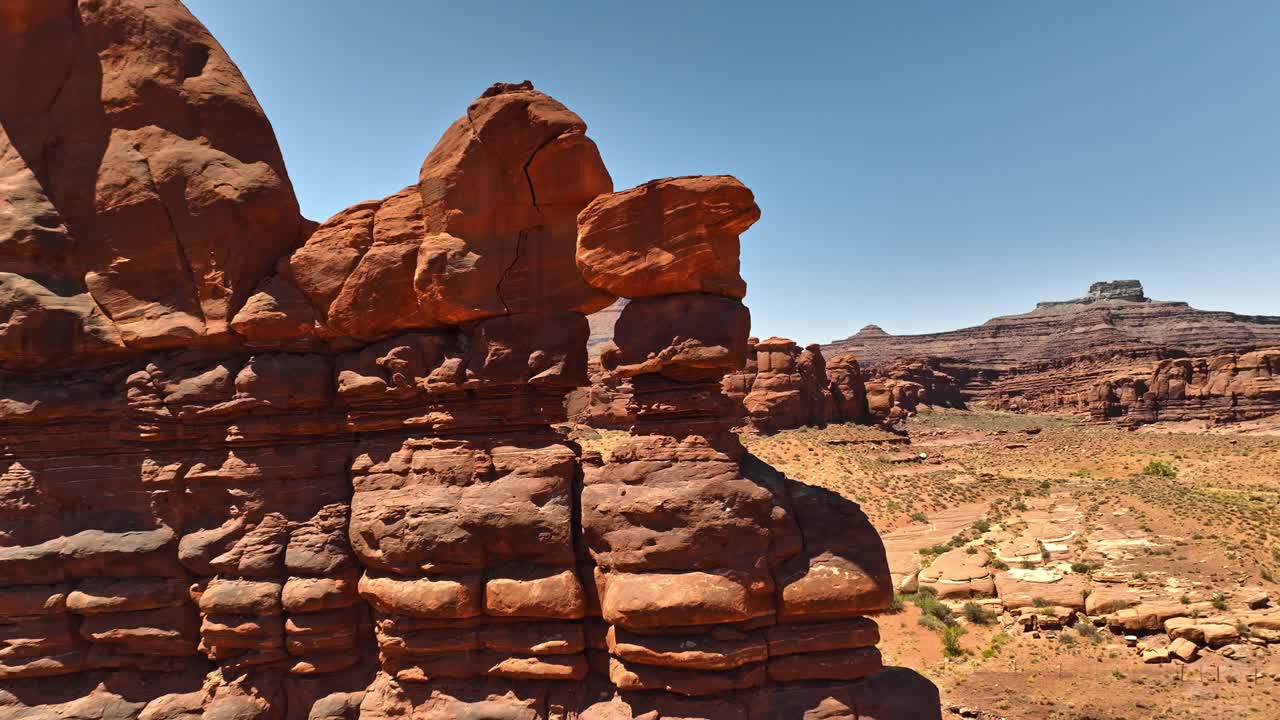 Volo attraverso una formazione rocciosa sul sentiero Chicken Corners fuori Moab, Utah, durante l'estate.