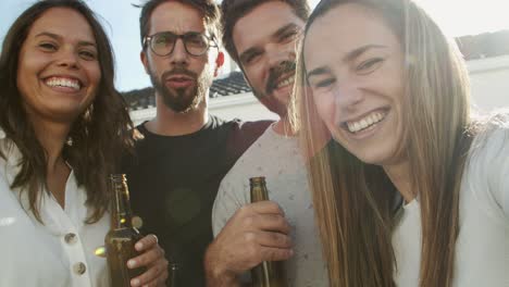 vista de ángulo bajo de jóvenes alegres hablando con la cámara