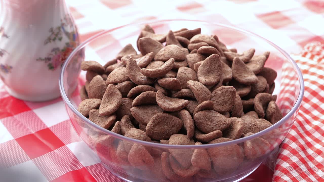 Nahaufnahme von Cornflakes in einer Schüssel zum Frühstück.