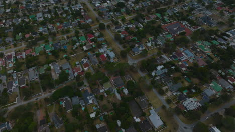 Vista-De-ángulo-Alto-Del-Distrito-Urbano-Residencial.-Incline-Hacia-Arriba-Revelando-Una-Gran-área-De-Casas-Familiares.-Puerto-Elisabeth,-Sudáfrica