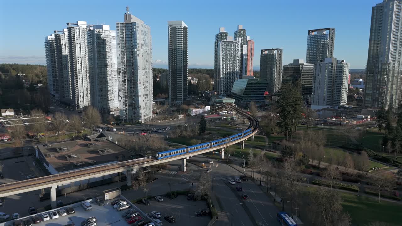 Ferrovie sopraelevate di SkyTrain lungo King George Boulevard a Surrey, Columbia Britannica, Canada. Ripresa aerea in tracking.