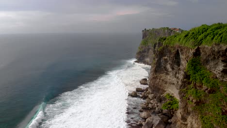 vuelo aéreo de aves sobre acantilados en bali, indonesia