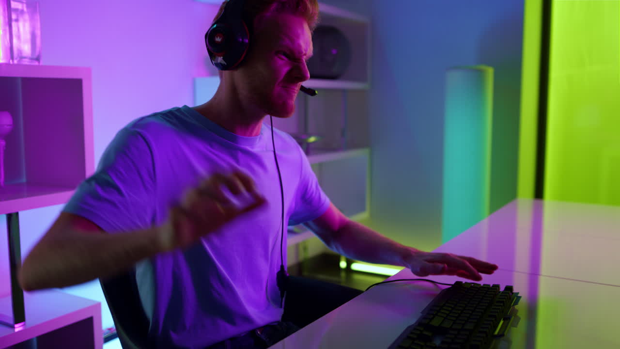 행복한 게이머가 온라인 경쟁에서 승리합니다. 흥분한 남자가 성공을 축하합니다.