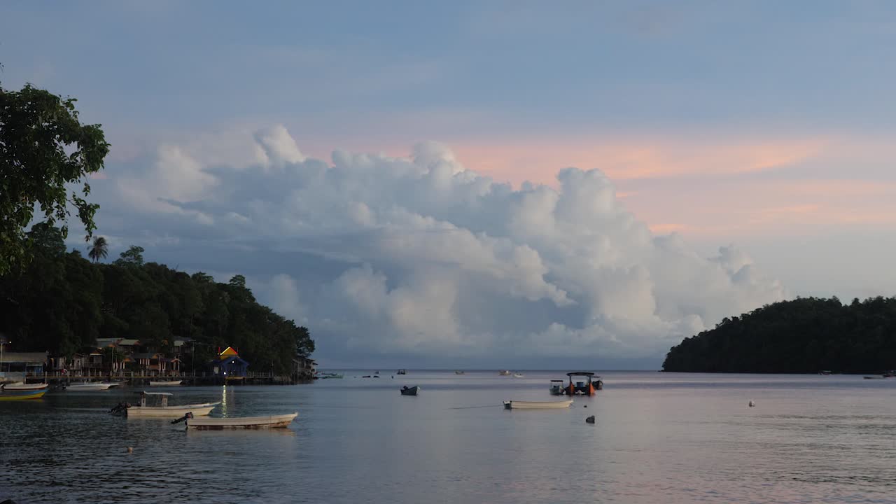 ubicación costera, destino turístico, playa de iboih isla de weh, amanecer