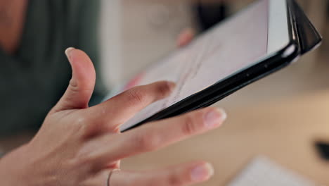 sitio web, tableta y manos de una persona de negocios