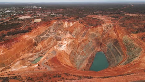 vista aérea sobre un pozo de mina en kalgoorlie boulder durante el día, ciudad minera australiana en australia occidental