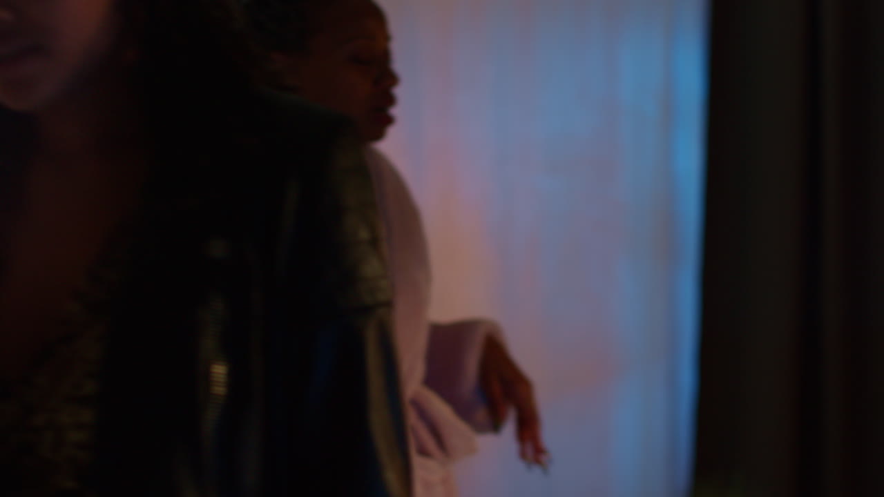 desacuerdo entre dos mujeres en una habitación por la noche