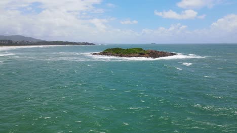 Schöne-Insel-Von-Muttonbird-Unter-Blauem-Himmel-Im-Sommer---Sydney,-Nsw,-Australien