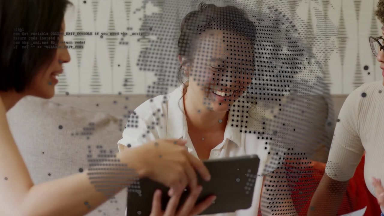 Video verticale: Condividendo un tablet, tre donne che esaminano documenti, lavorando sul divano, con un mappamondo puntinato.
