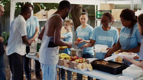 volunteers share food to less fortunate