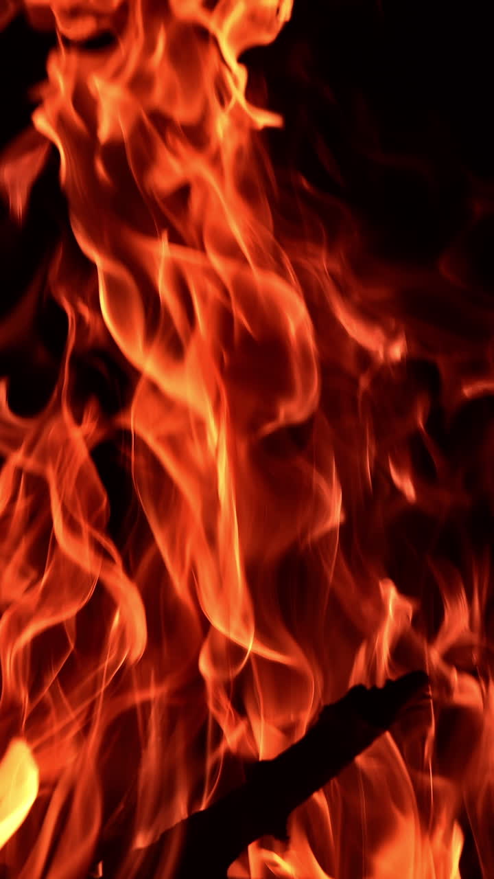 Fiamma del falò che si riscalda al rallentatore. Caminetto notturno che brilla.