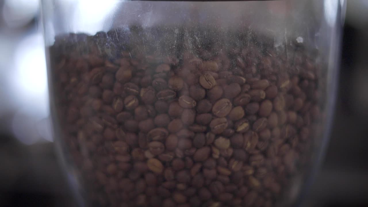 torre llena de granos de café en la cafetería-1