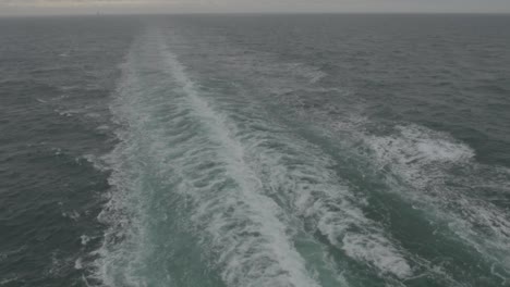Cruise-Ship-wake-in-the-English-Channel