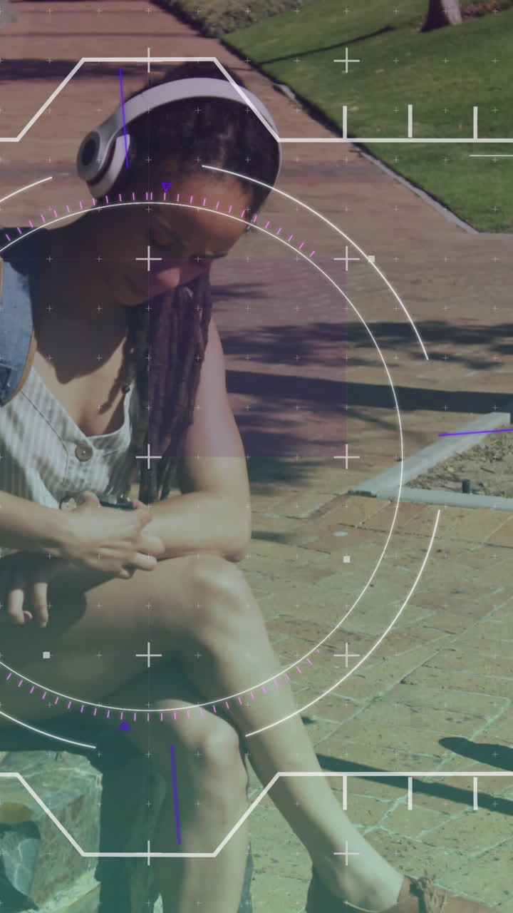 animación de escaneo de alcance sobre mujer biracial con scooter usando reloj inteligente