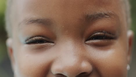 Retrato-De-Una-Feliz-Niña-Afroamericana-Sonriendo-En-El-Jardín,-Cámara-Lenta,-Inalterada