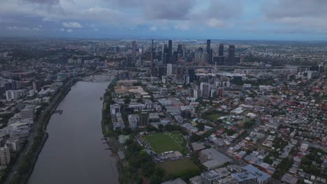 Brisbane-City,-Flusskai,-Fähre,-Segelboote,-Australien,-Luftdrohne,-Brissysouth-Bank-Park,-Skyline,-Wolkenkratzer,-Kräne,-Morgensonne,-Sonne,-Regnerisch,-Wolken,-Australier,-Sommer,-Herbst,-Winter,-Vorwärtsbewegung