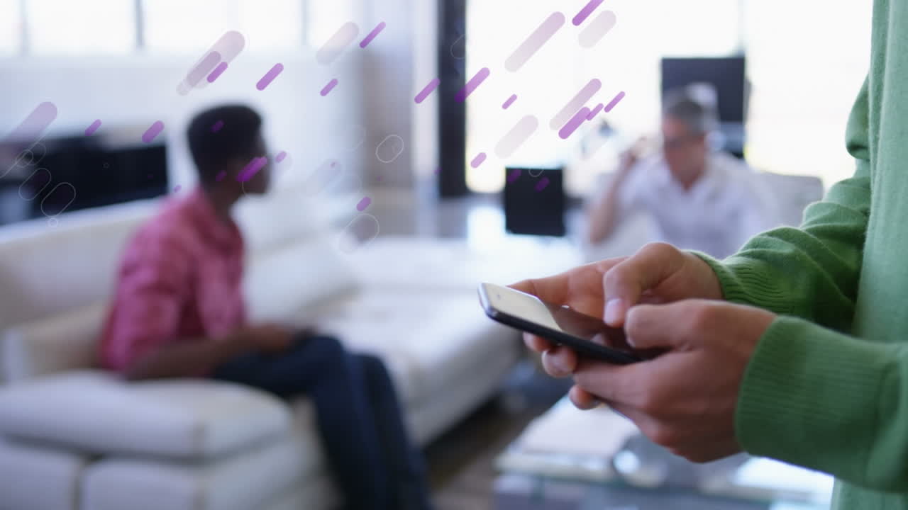 animación de senderos azules sobre un hombre de negocios caucásico que usa un teléfono inteligente