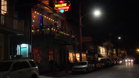 Edificios,-Bares-Y-Restaurantes-A-Lo-Largo-De-Una-Calle-De-Nueva-Orleans-Por-La-Noche