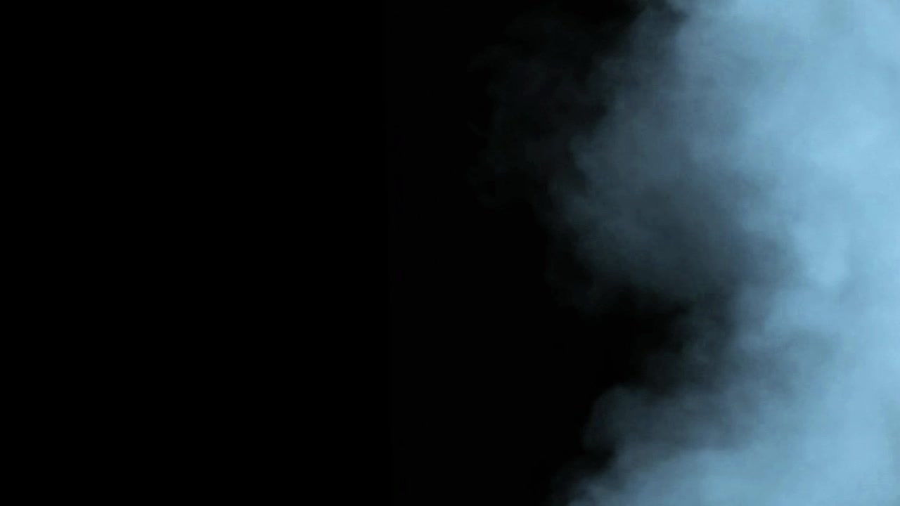 Fumo blu che sale su sfondo nero