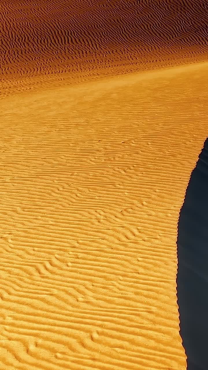 Dunas de areia douradas se estendem pela paisagem da Gran Canária, Espanha