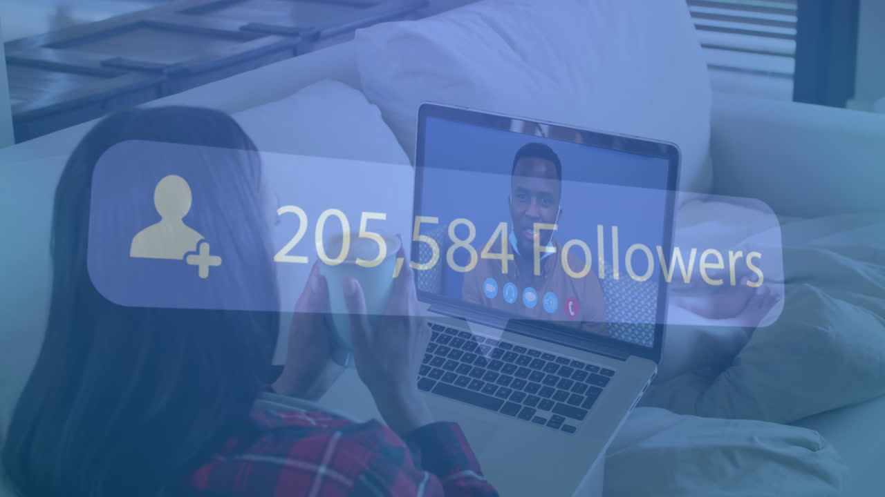 집에서 노트북으로 남자와 비디오 통화를 하는 여성을 반대하는 팔로워가 증가하는 프로필 아이콘