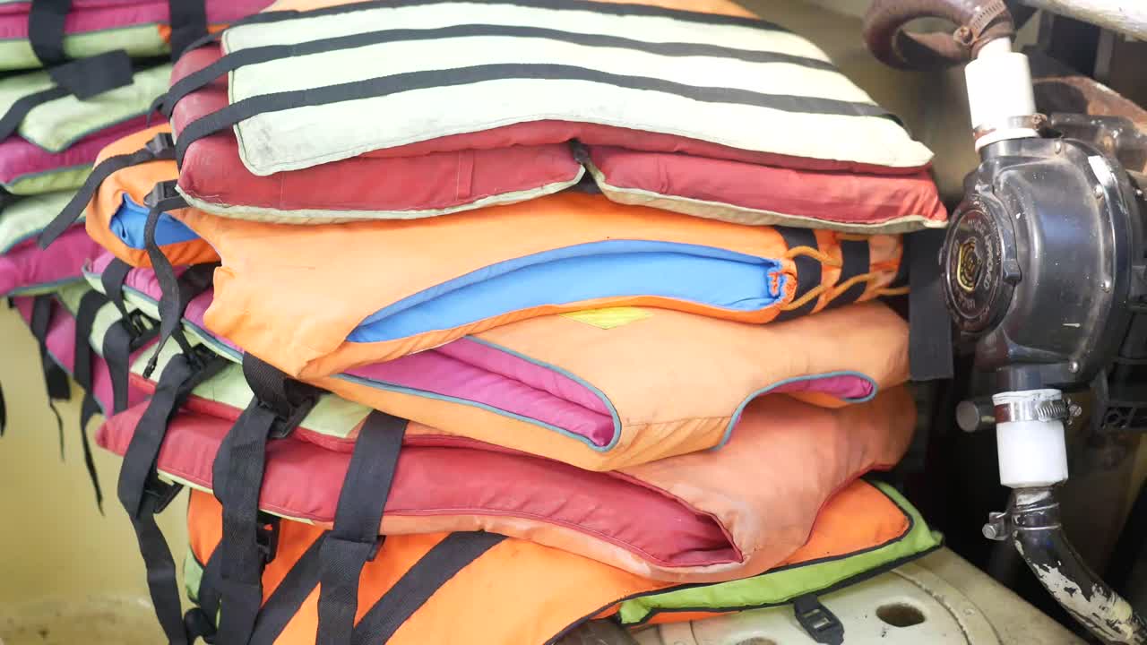 chalecos salvavidas apilados