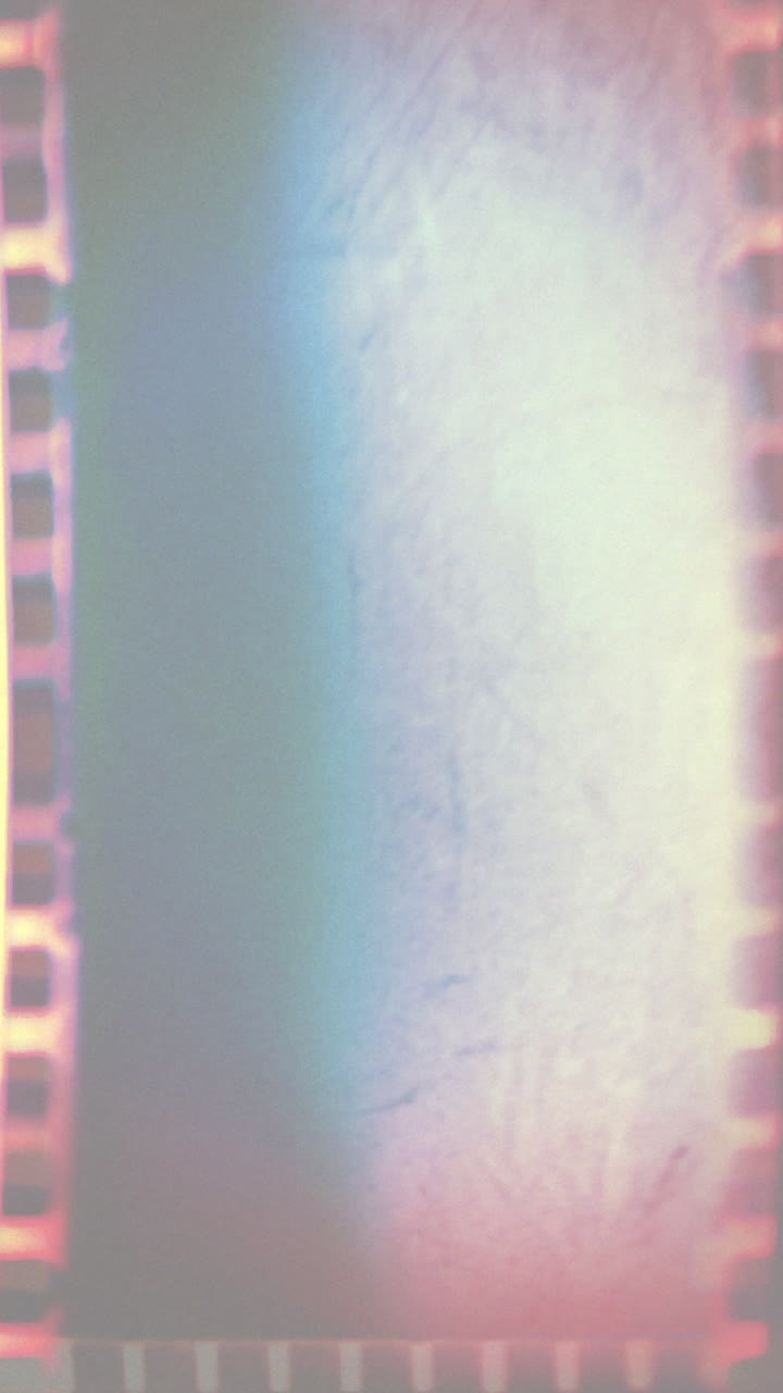 Effetto bruciatura pellicola vintage e light leak in sovrapposizione.