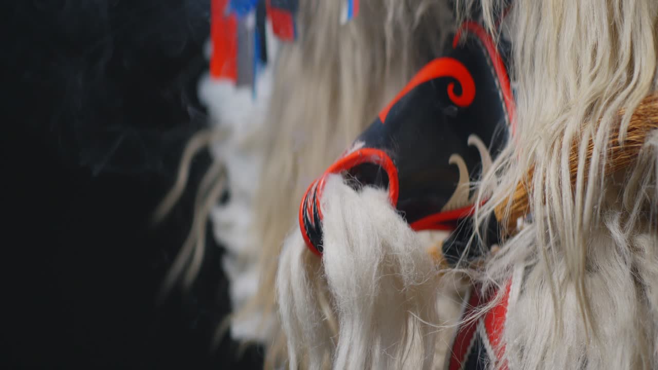 Close-up topeng karnaval Kurent tradisional dan kostum bulu saat festival Pust di Slovenia