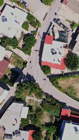 vista aérea de una zona residencial con una carretera sinuosa en un paisaje rural