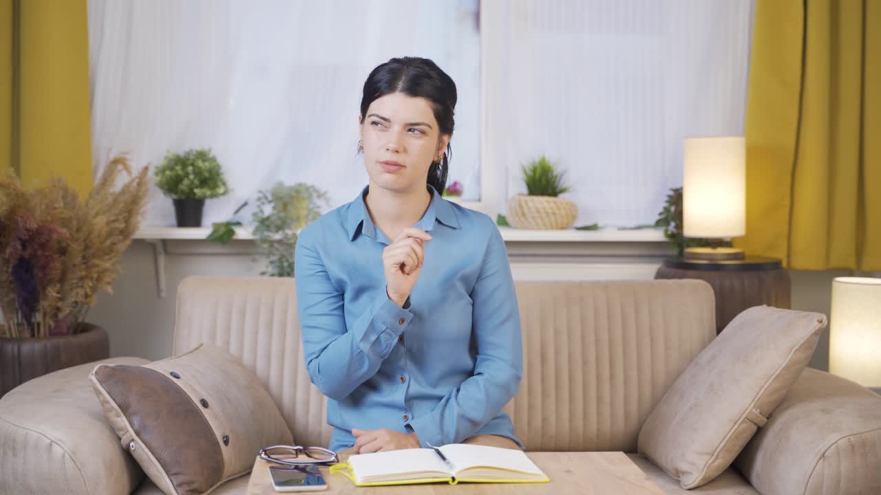 la joven sospechosa piensa.