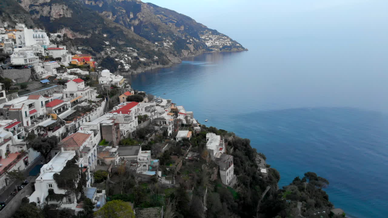 vista del mar de positano con un avión no tripulado