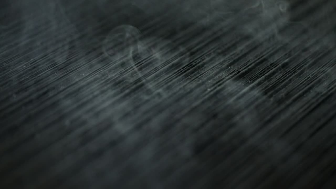 una vista de una parrilla caliente, toma de primer plano, toma de ángulo alto