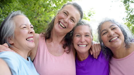 Ältere-Biracial-Frau-Und-Kaukasische-Frauen-Teilen-Einen-Freudigen-Moment-Im-Freien