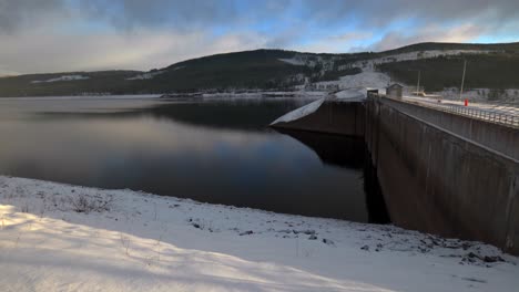 Wasserkraftwerk-Idyllischer-Verschneiter-Tag,-Pan