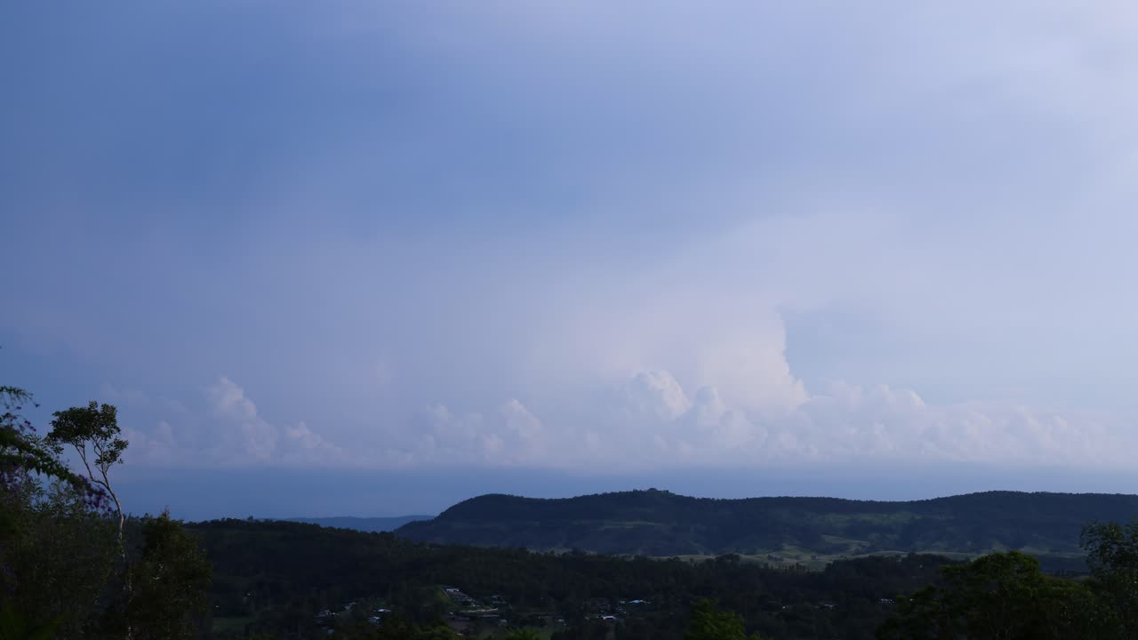 언덕 지형 위에서 색과 구름이 변하는 모습