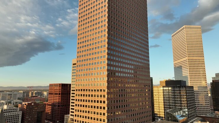 Edifício icônico Cash Register da Wells Fargo em Denver ao pôr do sol, tilt-up aéreo