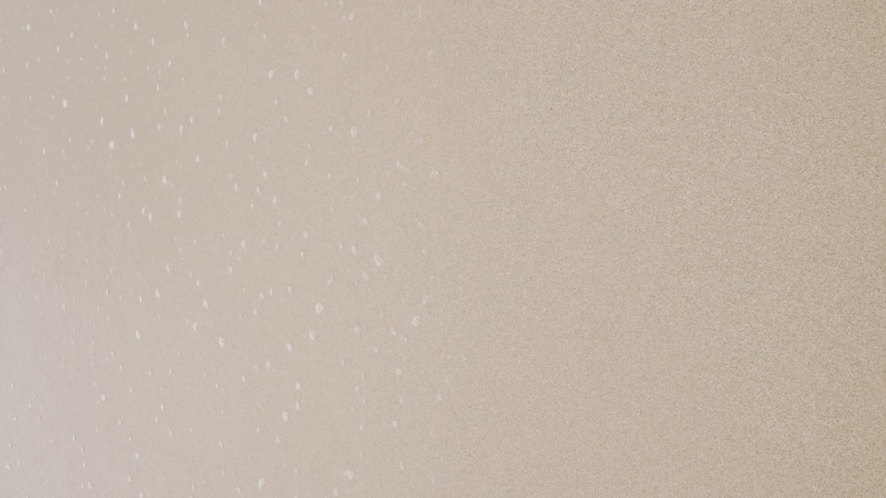 수직 비디오는 고운 모래 해변 위로 굴러가는 바다 파도에 가깝고, 아름다운 거품 공중 전망을 갖춘 하얀 모래 해변에서 파도가 부서지고, 열대 여름 휴가 휴가 자연 배경