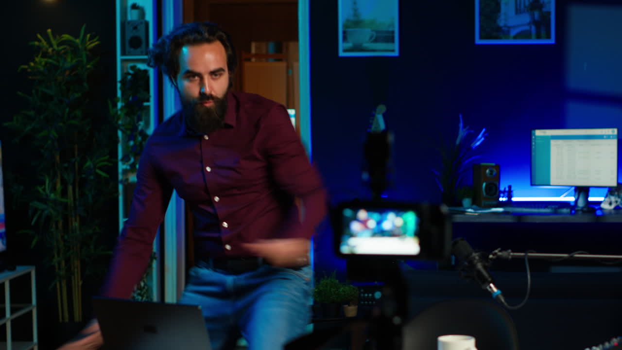 creador de contenido entrando en el estudio en casa, cautivando a la audiencia