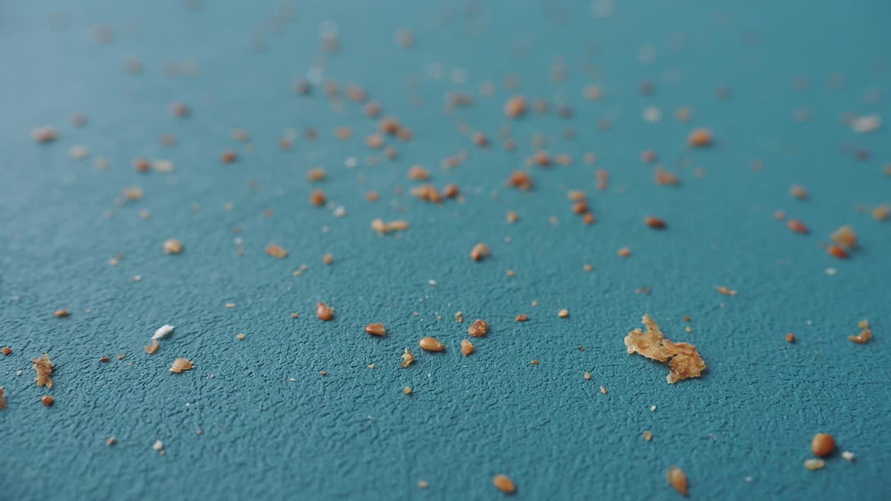 migas de pan en una superficie de color azul