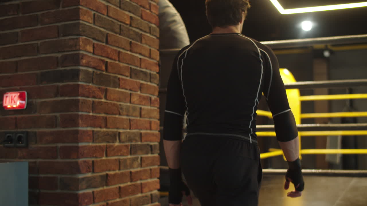 클럽 에서 싸우기 위해 준비 하고 있는 권투 선수