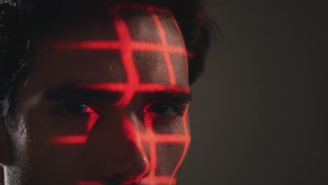 concepto de tecnología de reconocimiento facial como el hombre tiene una cuadrícula roja proyectada en el ojo en el estudio